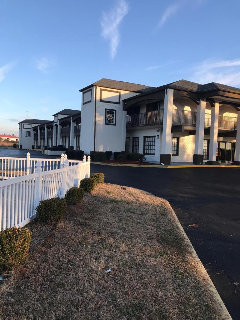 Americas Best Value Inn Holly Springs Exterior photo